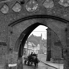 Neustädter Tor, aus der Serie "Schlager einer kleinen Stadt: Tangermünde" 1965.