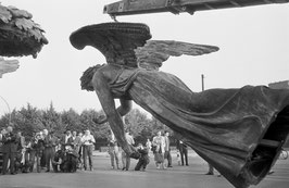 Schwebende Victoria. Wiederaufbau auf das Brandenburger Tor 1958.