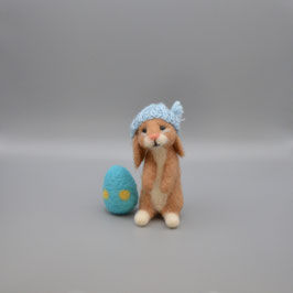 Osterhase Molly mit Osterei und Mütze
