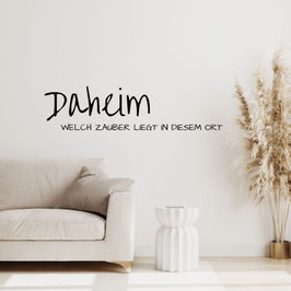 Schriftzug "Daheim, welch Zauber liegt in diesem Ort"
