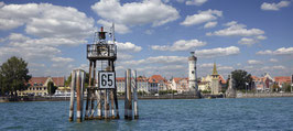 190804-316P                        Leuchtturm vor Lindau und Lindauer Hafeneinfahrt