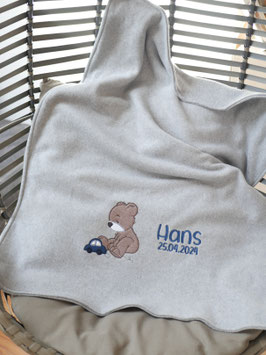 Kuschelige Babydecke mit Bär und Auto