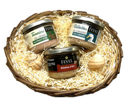 Geschenkkorb mit Terrinen und Rillettes