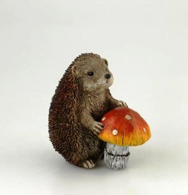 Igel stehend mit Pilz