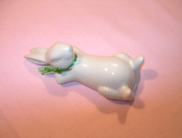 Liegender Porzellan-Hase