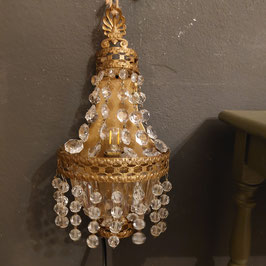 Mooie brocante wand zakkroonluchter met pegels, kralen en mooie kuif. De lamp is voorzien van een knipschakelaar, afmetingen 27 x 14 cm