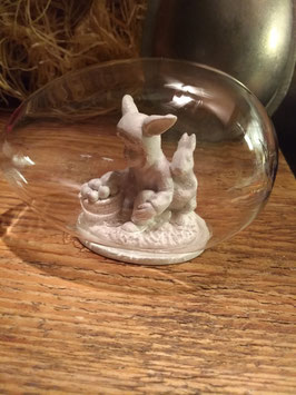 Glazen ei stolp met resin decoratie meisje met haas, afmetingen 12 x 8 cm, prijs per stuk