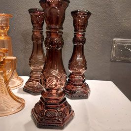 Mooie vintage kandelaars/ parfumfles van amethist glas van Avon Cape Cod, hoogte 22 cm prijs per stuk