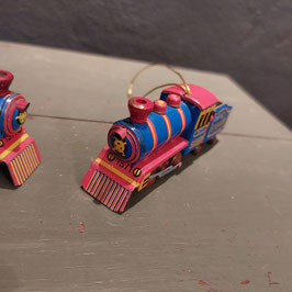 vintage blikken speelgoed locomotief blauw rood die je neer kunt zetten of op kunt hangen aan koord, lengte 9,5 cm prijs per stuk