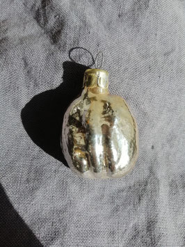 B523 oude kerstbal walnoot zilver, hoogte 5 cm