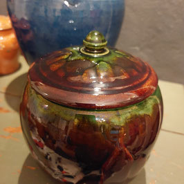 Prachtige art deco pot (van origine voor tabak) gemaakt door Thulin in de jaren 30, met prachtig groen/ marron druipglazuur. Afmetingen 15 x 13 cm