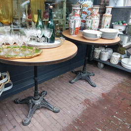 mooie stevige ronde tafels met gietijzer onderstel, zowel binnen als buiten te gebruiken. afmetingen 73 x 80 cm prijs per stuk