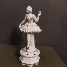 Prachtig brocante ballerina geproduceerd door Gerold Porzellan in de jaren '30, bestemd voor hoedenspelden of als bloemensteker. Ze is genummerd en gemerkt, hoogte 21,5 cm