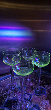 Bijzondere set van 4 antieke witte wijnglazen van Vaselineglas (uraniumglas), handgemaakt in België.
