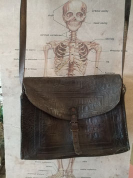 Mooie oude lederen tas, afmetingen zonder schouderband 24 x 32 cm