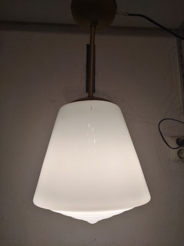 Mooie art deco pendule lamp met tapse gegolfde opaline kap, afmetingen 55 x 26 cm