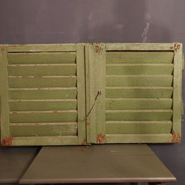 set nr 2 leuke shutters of brocante luiken in originele groene verf, afmetingen totale set 48 x 90 cm,