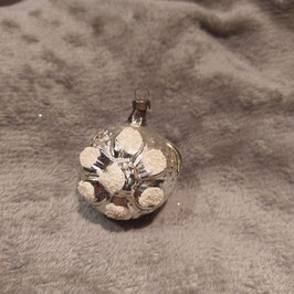 B846 oude kerstbal bloem zilver wit 5 cm