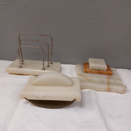 Mooie brocante bureauset van marmer en ijzer, bestaande uit brievenhouder, inktvloeier en inktpothouder met glazen bakje
