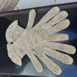 Mooie brocante handschoenen, leuk ter decoratie of de finishing touch van je vintage outfit!