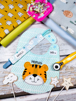 Bavaglia Clip Geometrica + Disegno Ricamato