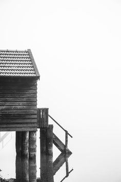 Seehütte im Nebel