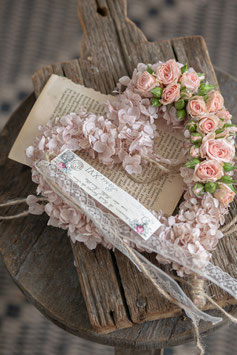 Herz aus Rosen und Hortensien