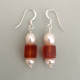 Ohrringe Achatwürfel mit weißen Perlen / 925er Silber