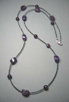 "Queen of the Night". Feine Kette - Double or Single - aus Amethyst und anthrazitfarbenem Hämatit facettiert - ca. 90 cm lang