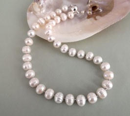 Perlenkette „CLASSIC WHITE" - der Klassiker schlechthin - Süßwasserzuchtperlen mit 925er Magnetverschluss – ca. 45,0 cm lang.