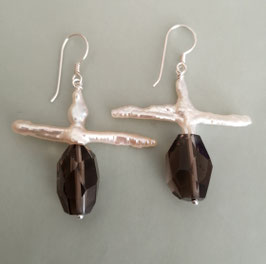 UNIQUE Unikat-Ohrringe Rauchquarz facettiert / Kreuzperle weiß / 925er Silber