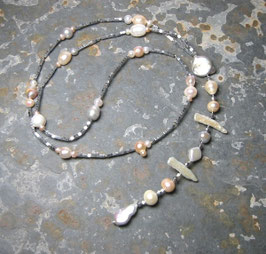 Y-Kette Unique Inspiration - Perlen in weiß, grau, rosé und apricot - leichte Ausführung