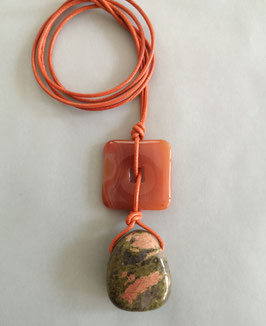 Charm-Kette Unakit / Quadrat aus Carneol / Lederband orange