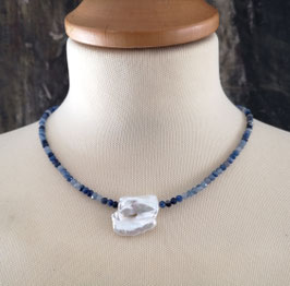 Collier Unique "WHITE  SECRET" - Weiße Barockperle mit Blauquarz - Länge ca. 44,0 cm