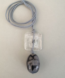 Charm-Kette Quadrat aus Bergkristall / Netzachat / Lederband grau
