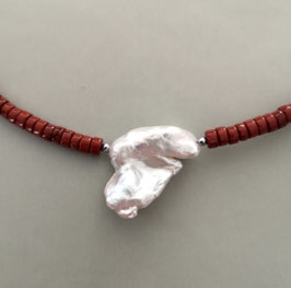 Kette  "RED LINE " - Jaspis rot mit Solitärperle weiß - ca. 44,5 cm lang