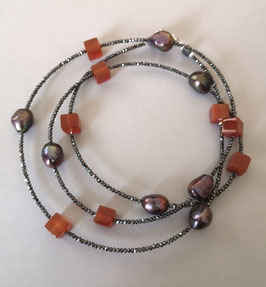 Feine Kette "Double or Single" aus braunen barocken Perlen, Carneolwürfeln und anthrazitfarbenem Hämatit facettiert - ca. 90 cm lang