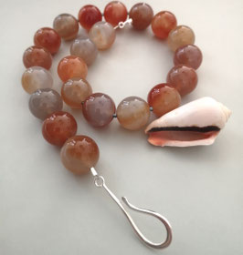 Kette „MANDARIN" - Carneol gefleckt mit silbernem S-Haken - Länge ca. 51,5  cm.
