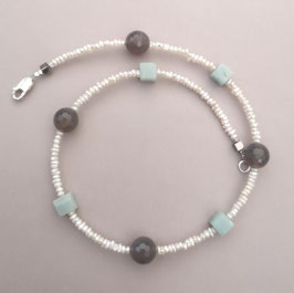 Kette "CUBE & PEARL ONE" aus Edelsteinen mit Süßwasserperlen - je ca. 44,5 cm lang