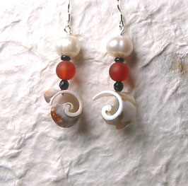 Ohrringe Perle in weiß mit Carneol und Muschel  / 925er Silber