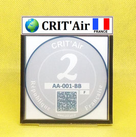 ( CR 01 )   Un support porte certificat Crit'air avec dessin Terre drapeau France (fond noir)