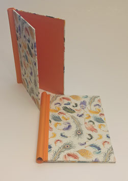 Klemmmappe für A4, Hochformat, Bezugsmaterial: BUNTPAPIER-Feder,  Rückenbezug: LEINEN-Iris (orange)