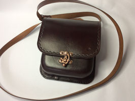 Handtasche aus eigener Herstellung, Leder, gehärtetes Leder, handgefärbt, handgeformt.