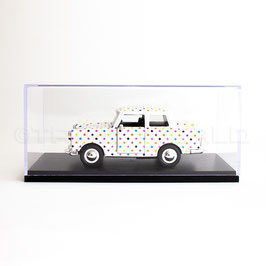 Schaubox mit Trabant White Dotty