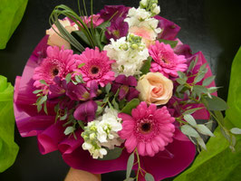 Bouquet rond avec réserve d'eau ton fushia