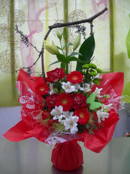 Bouquet avec réserve d'eau ton rouge