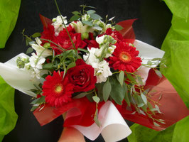 Bouquet rond avec réserve d'eau ton rouge