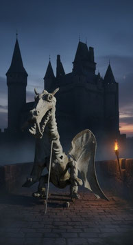 Riesiger alter Drachen vom einer Geisterbahn