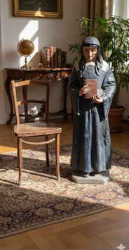 unsere neue Freundin Die Nonne aus Paris!