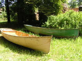 große 5 m lange alte Boote aus Eisen gelb oder grün Nr 0209